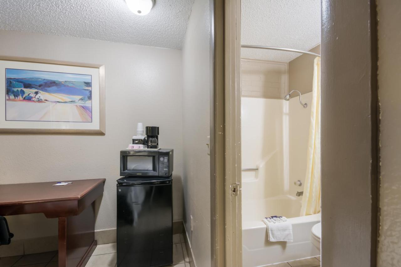 Americas Best Value Inn Woodward At 8Th St Экстерьер фото